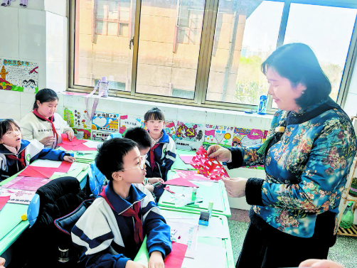  剪纸进校园 文化润童心